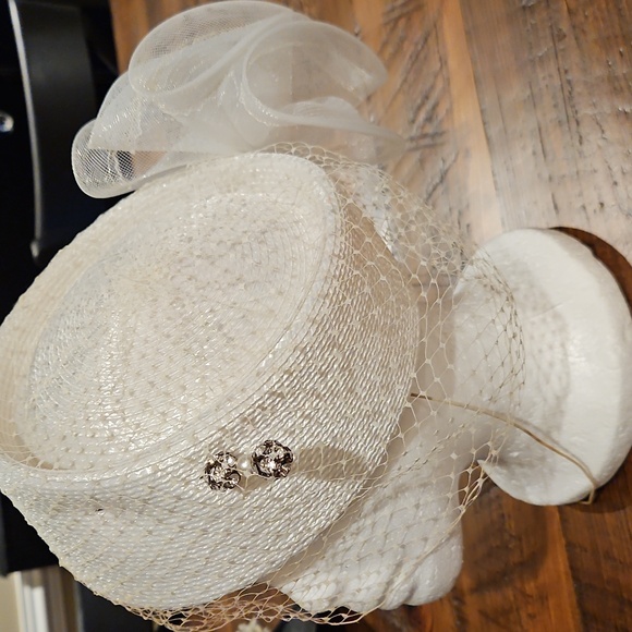 BEAUTIFUL VINTAGE CAPRICE HAT WITH BOW AND VEIL AND A STICK PIN. - Picture 2 of 10